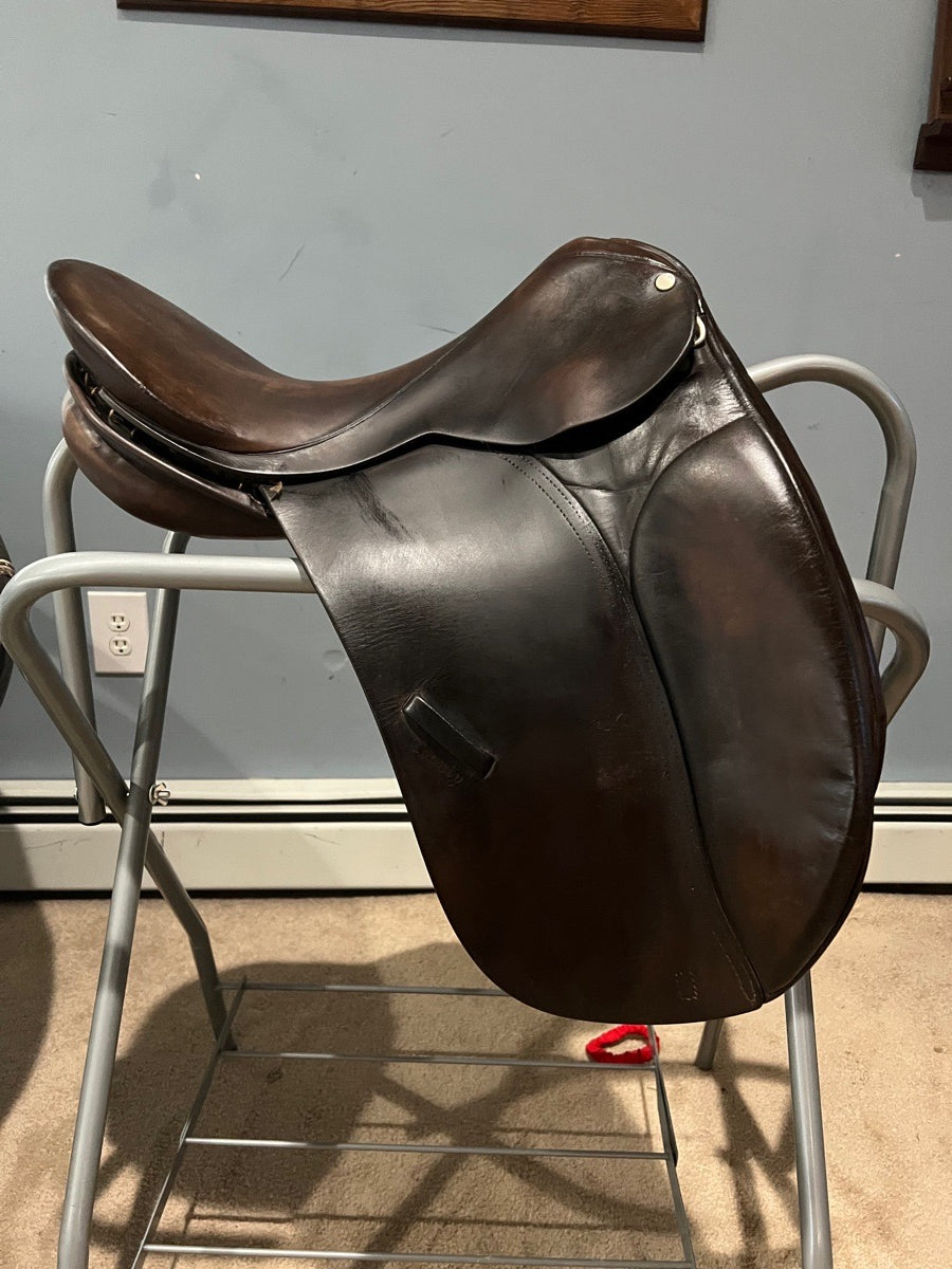 COUNTY 17in County Dressage Saddle (2)