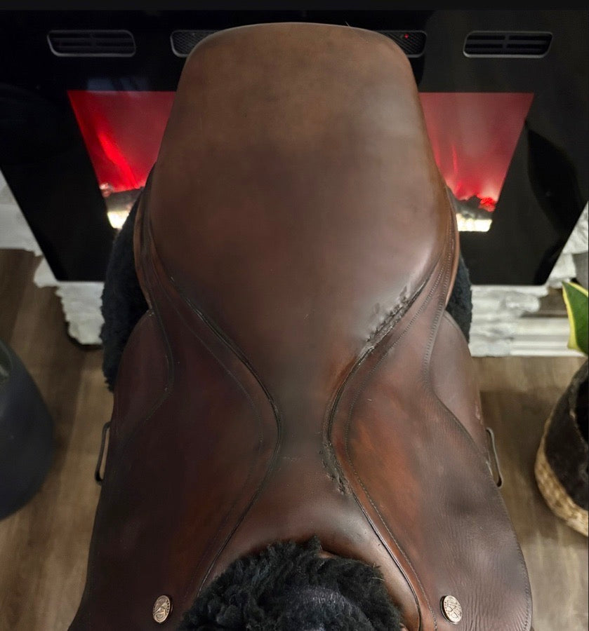 CROSBY 17” Crosby XL Saddle (4)