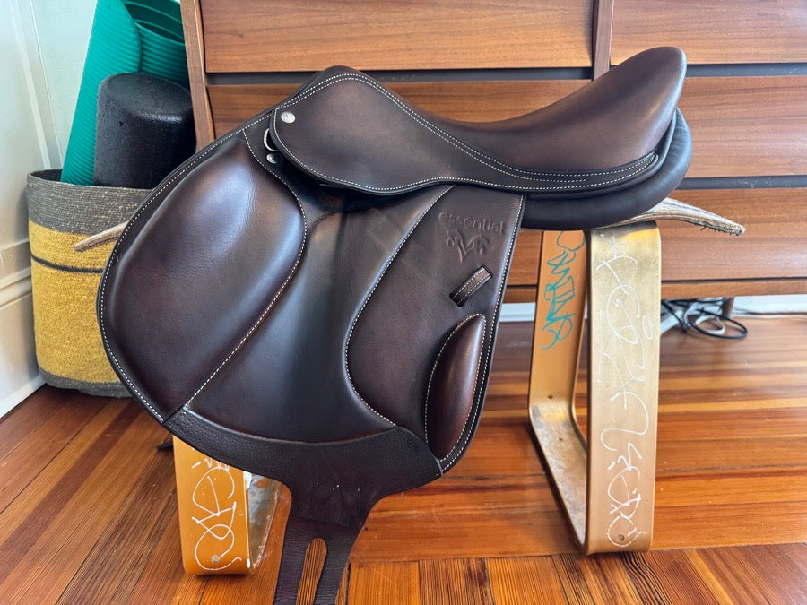 VOLTAIRE 17” 2021 Voltaire Essential Monoflap XC Saddle - Adjustable Gullet!