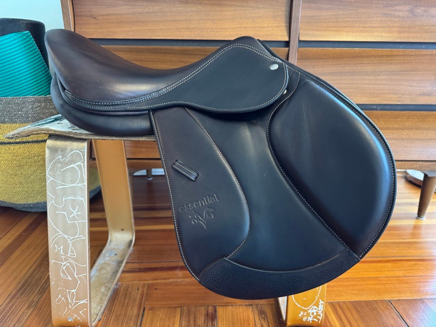 VOLTAIRE MINT! 16.5” Voltaire Essential Jump Saddle - Adjustable Gullet - 2023 - RARE! (6)