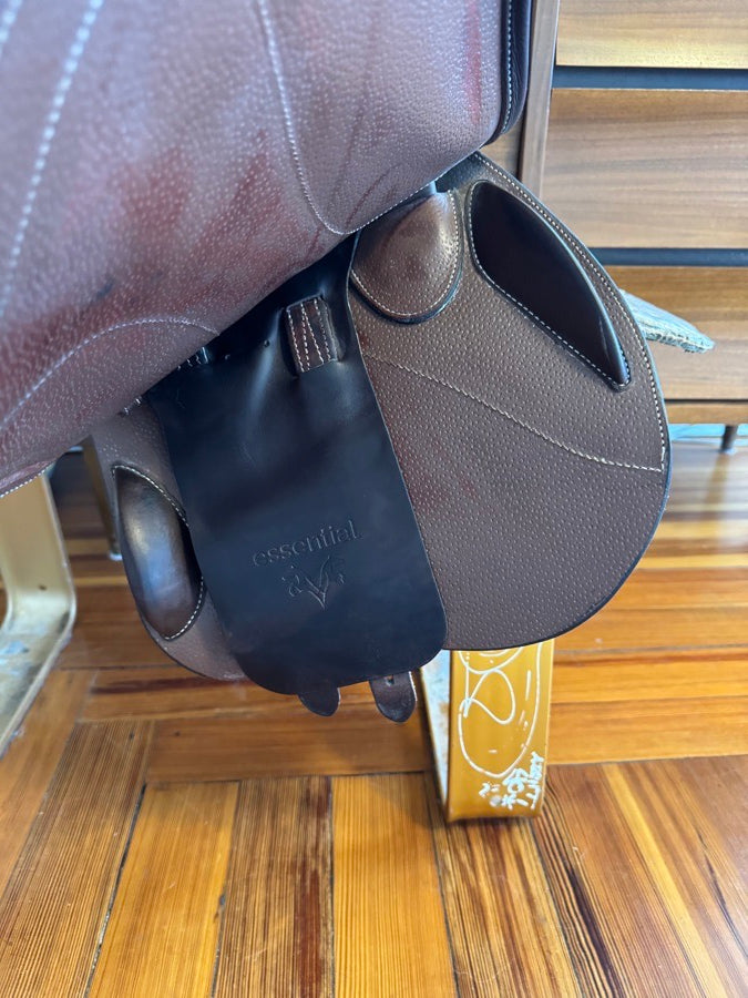 VOLTAIRE MINT! 16.5” Voltaire Essential Jump Saddle - Adjustable Gullet - 2023 - RARE! (7)