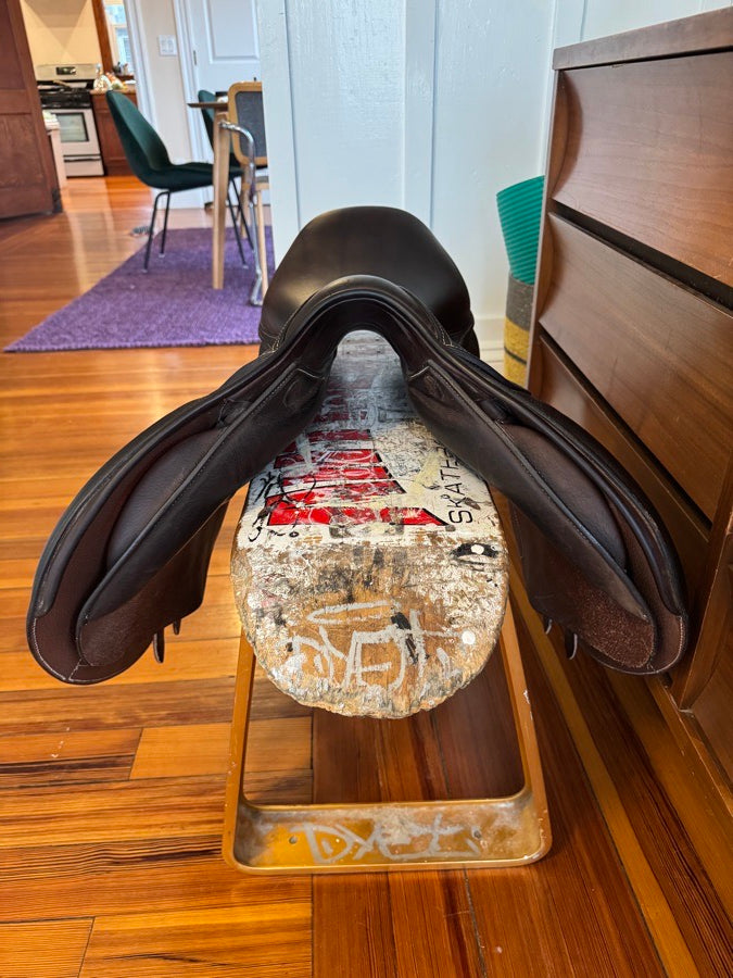 VOLTAIRE MINT! 16.5” Voltaire Essential Jump Saddle - Adjustable Gullet - 2023 - RARE! (5)