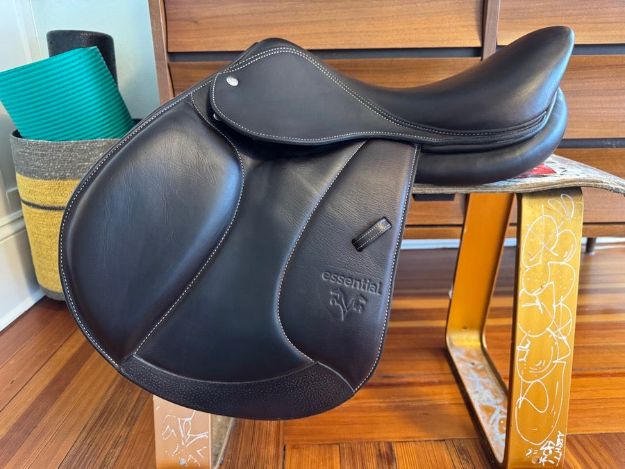 VOLTAIRE MINT! 16.5” Voltaire Essential Jump Saddle - Adjustable Gullet - 2023 - RARE!