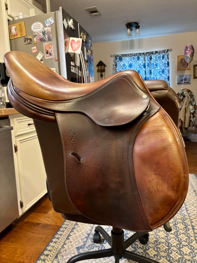 ANTARES Well Loved Antares - 17” close contact saddle (2)
