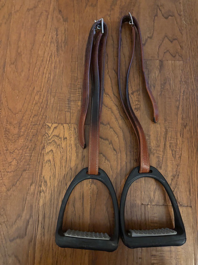 ANTARES Well Loved Antares - 17” close contact saddle (8)