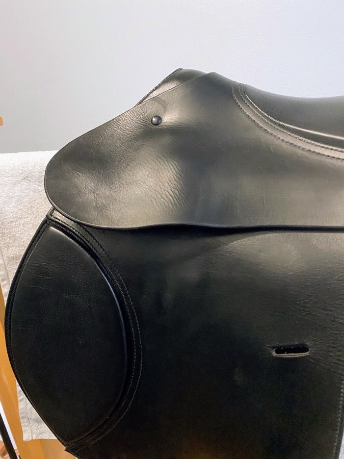 Other GUC Treeless 18” Seat Ansur Elite Treeless Jumping Saddle. Black. (8)