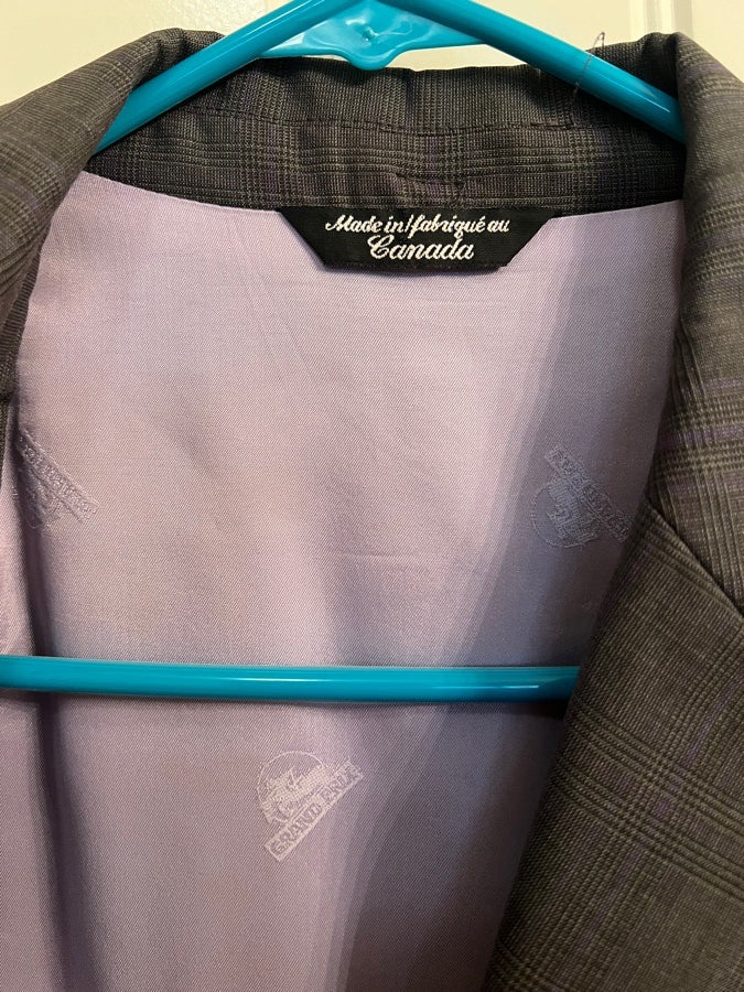 GRAND PRIX Beautiful Grand Prix hunt coat. Size 12R color grey with lavender lining (7)