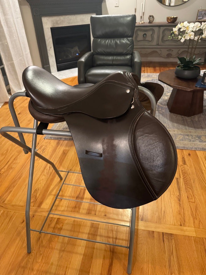 DOVER SADDLERY 17” Dover Saddlery Chestnut Brown Jumping/Close Contact Saddle (3)