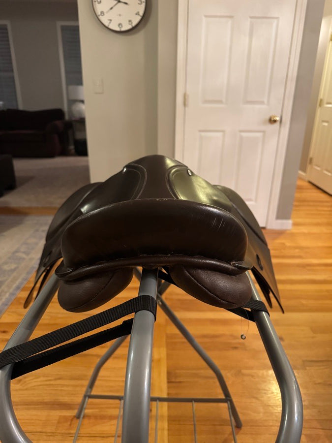 DOVER SADDLERY 17” Dover Saddlery Chestnut Brown Jumping/Close Contact Saddle (4)