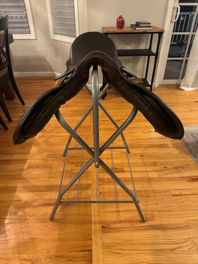 DOVER SADDLERY 17” Dover Saddlery Chestnut Brown Jumping/Close Contact Saddle (2)