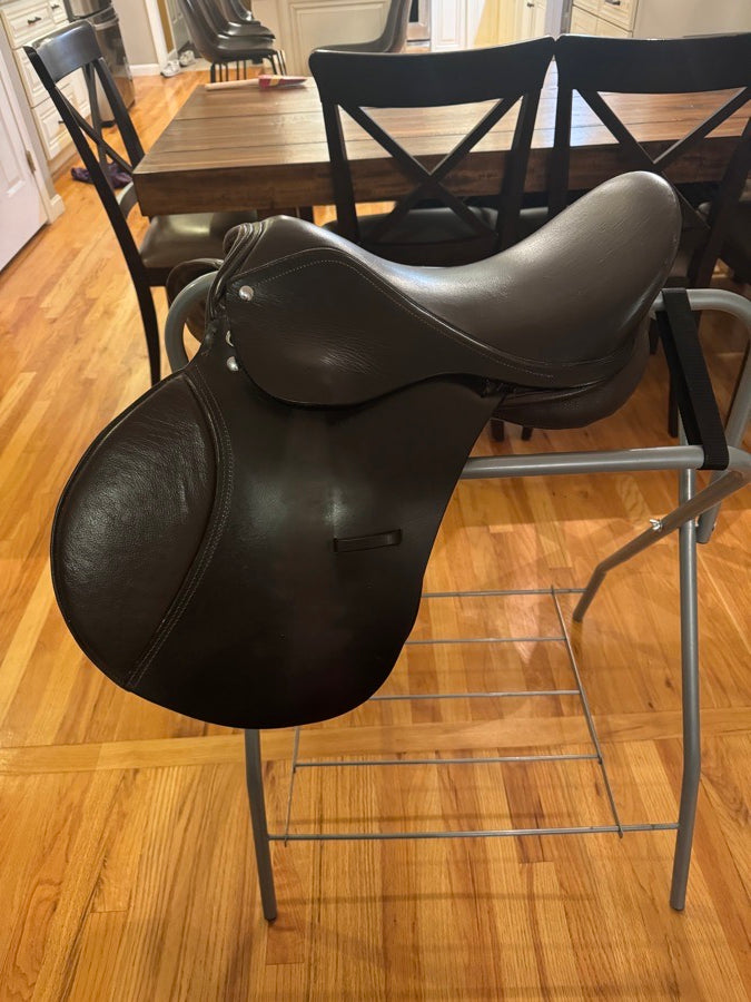DOVER SADDLERY 17” Dover Saddlery Chestnut Brown Jumping/Close Contact Saddle