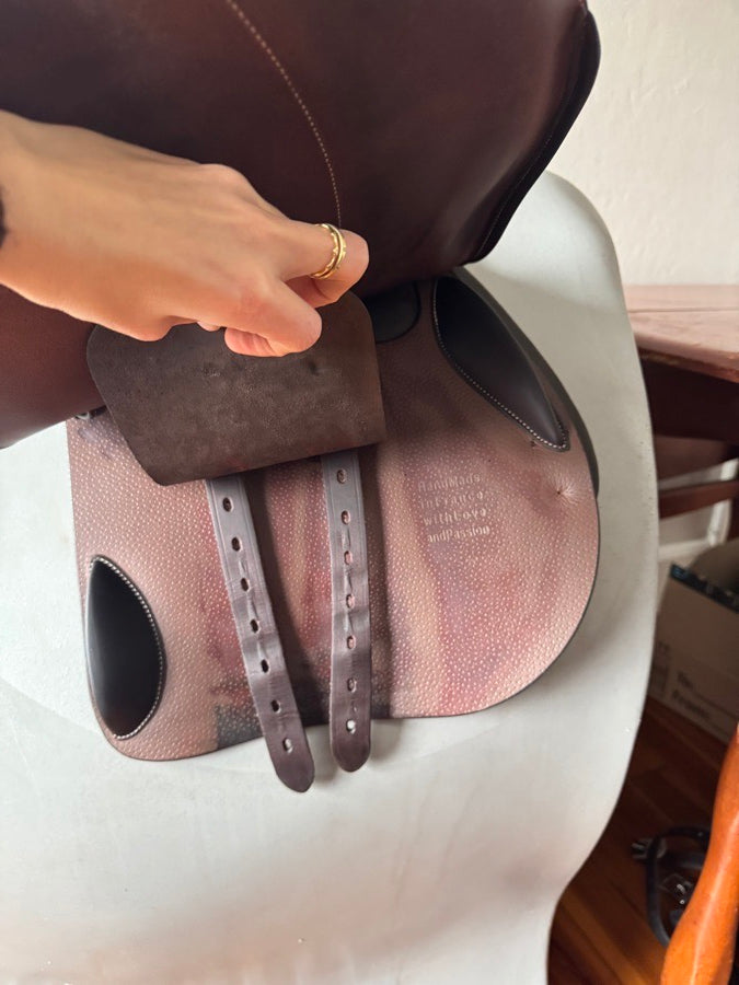 VOLTAIRE 17.5” 2023 Voltaire Stuttgart Saddle - 3AA - Grain / Buffalo - MINT (5)