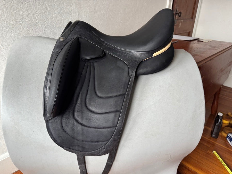 DEVOUCOUX 17.5โ 2024 Devoucoux Makila Harmonie Dressage Saddle - 2A - Full Buffalo (2)