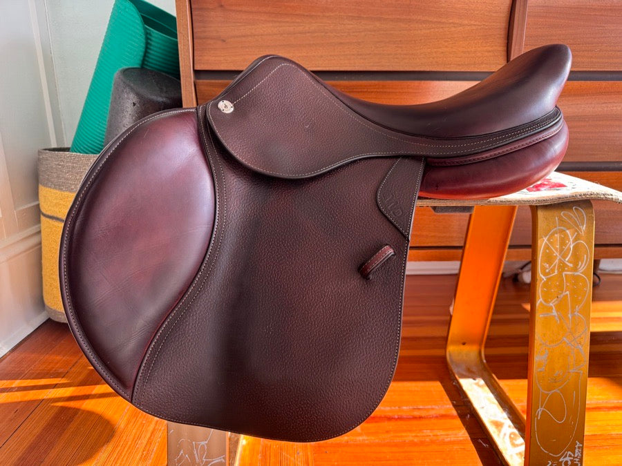CWD 17.5” 2023 CWD SE02 Jump Saddle - Grain/Buffalo - 3C Flaps - PRO Panels (2)