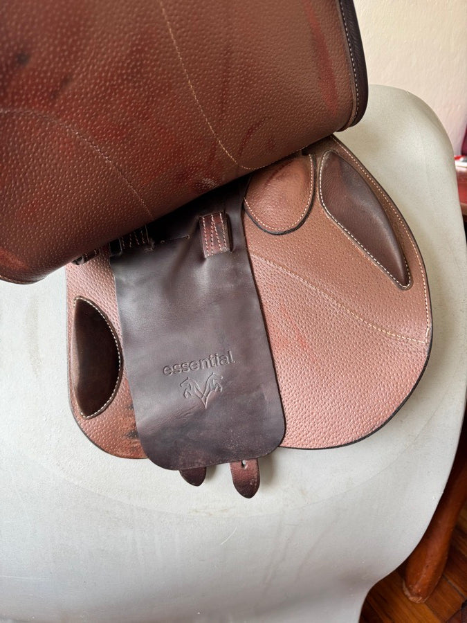 VOLTAIRE MINT! 16.5” Voltaire Essential Jump Saddle - Adjustable Gullet - 2023 - RARE! (7)