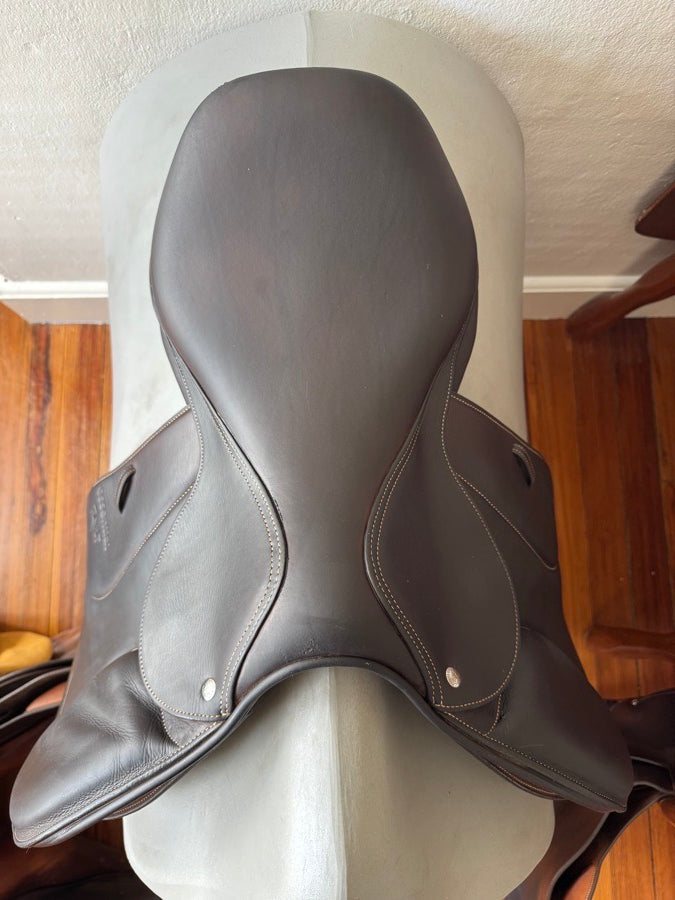 VOLTAIRE MINT! 16.5” Voltaire Essential Jump Saddle - Adjustable Gullet - 2023 - RARE! (5)