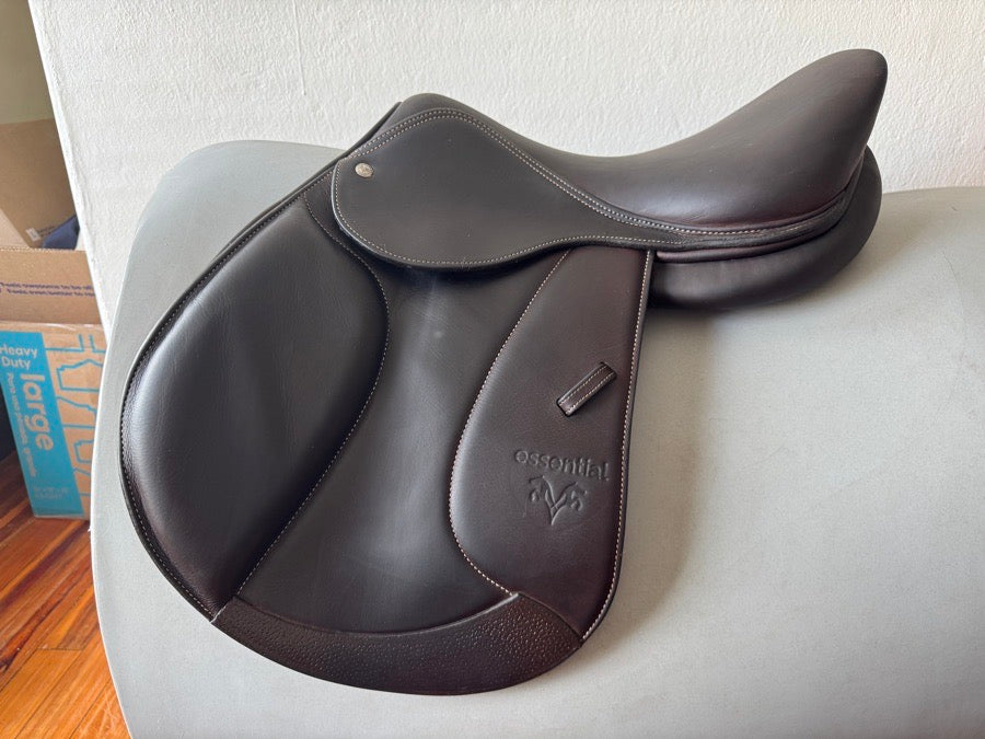 VOLTAIRE MINT! 16.5” Voltaire Essential Jump Saddle - Adjustable Gullet - 2023 - RARE! (4)
