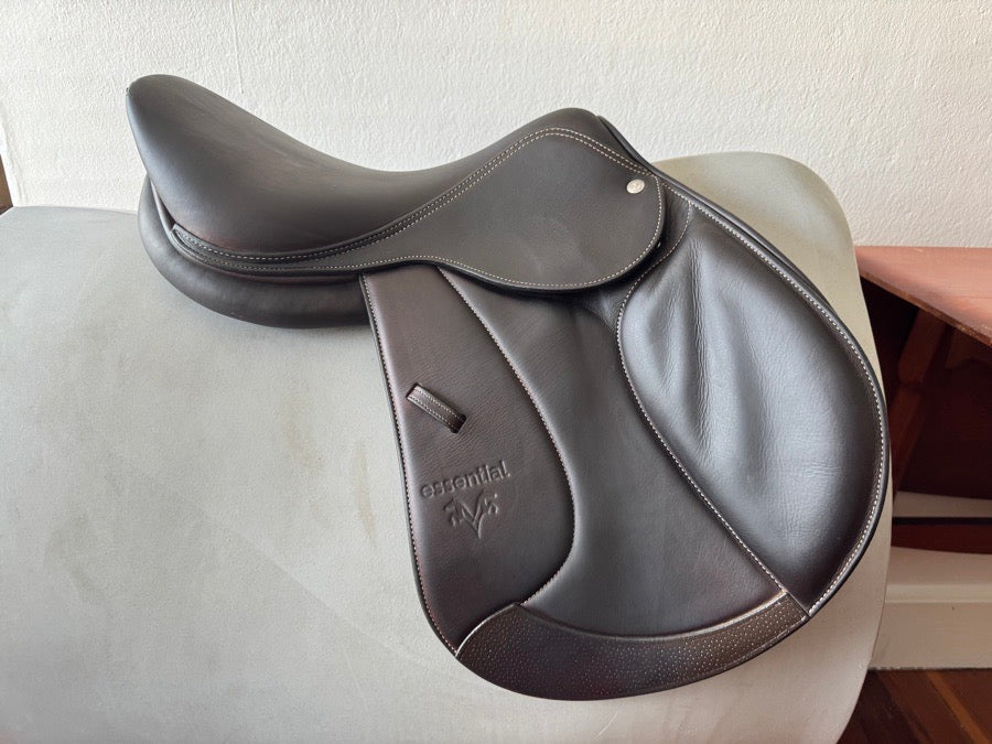 VOLTAIRE MINT! 16.5” Voltaire Essential Jump Saddle - Adjustable Gullet - 2023 - RARE! (2)