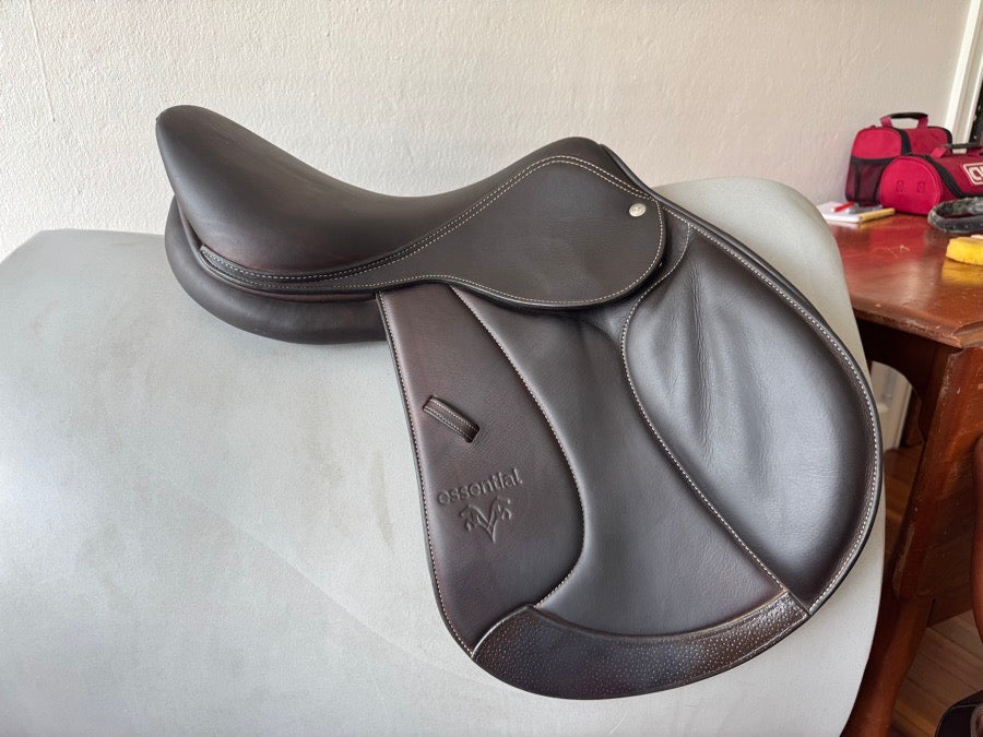 VOLTAIRE MINT! 16.5” Voltaire Essential Jump Saddle - Adjustable Gullet - 2023 - RARE! (6)