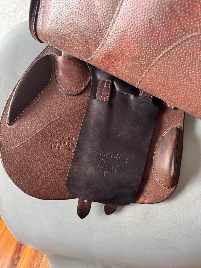 VOLTAIRE MINT! 16.5” Voltaire Essential Jump Saddle - Adjustable Gullet - 2023 - RARE! (8)