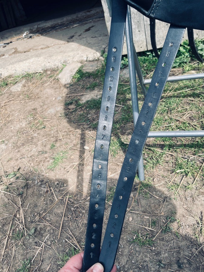 CUSTOM SADDLERY Black dressage saddle 17” (5)