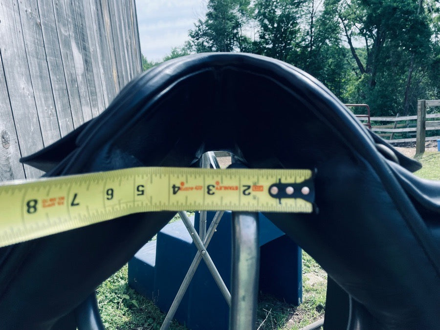 CUSTOM SADDLERY Black dressage saddle 17” (3)