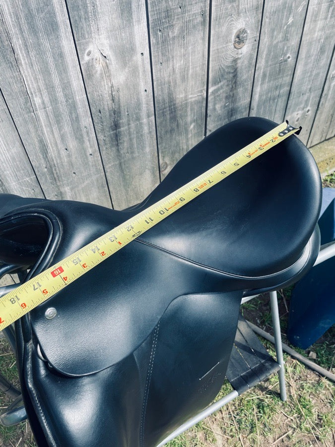 CUSTOM SADDLERY Black dressage saddle 17”
