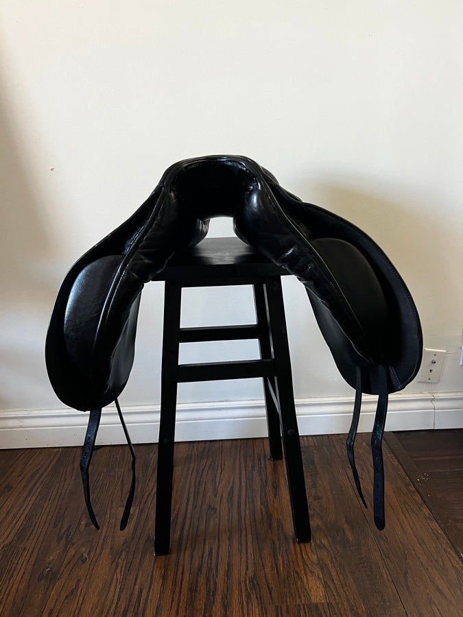 OTTO SCHUMACHER Otto Schumacher Dessage Saddle 18” (2)