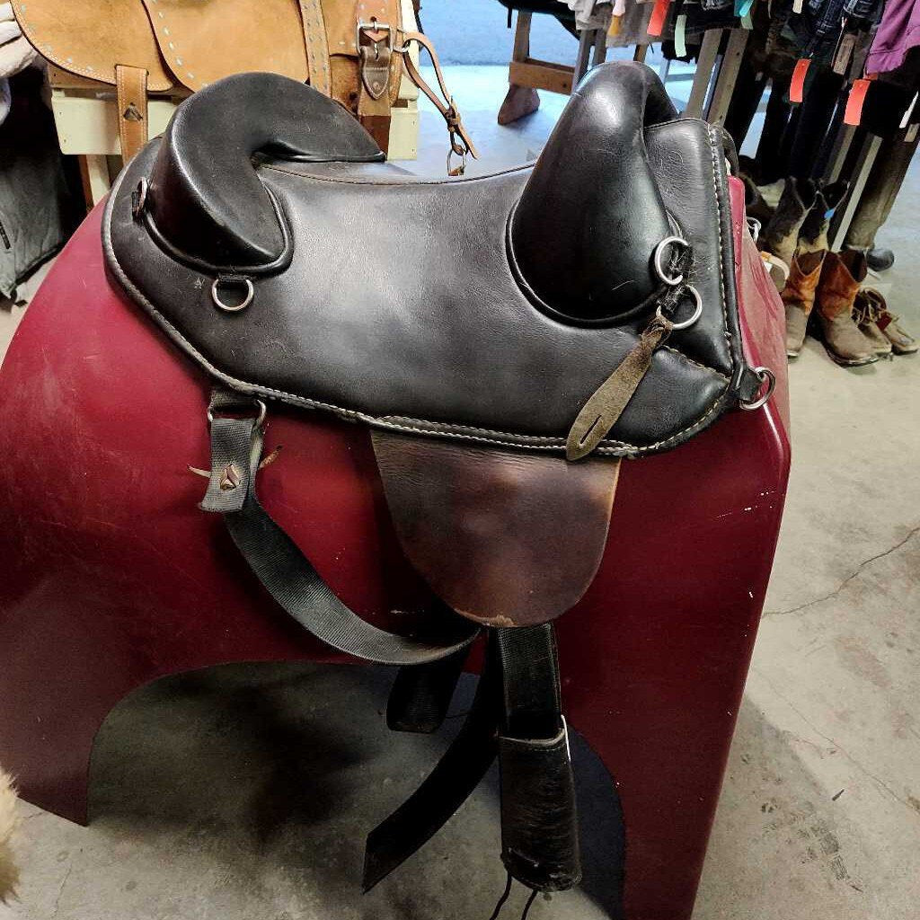 Treeless endurance / trail saddle