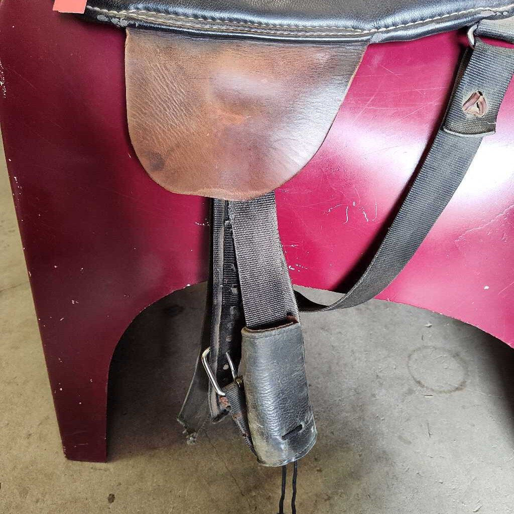 Treeless endurance / trail saddle