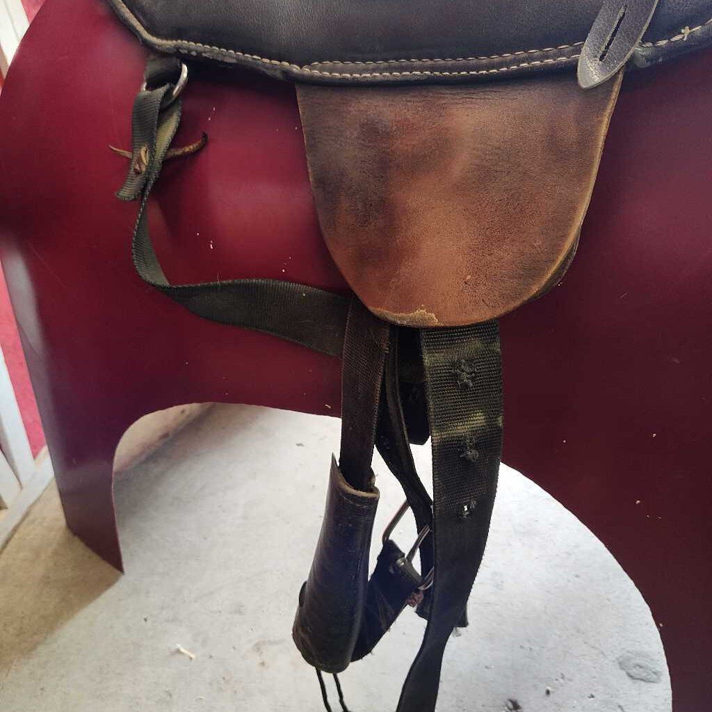 Treeless endurance / trail saddle