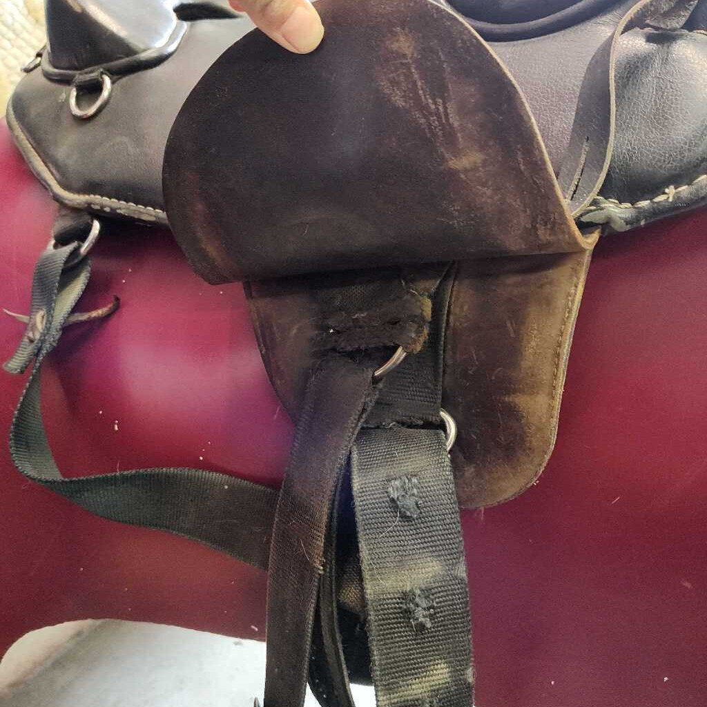 Treeless endurance / trail saddle