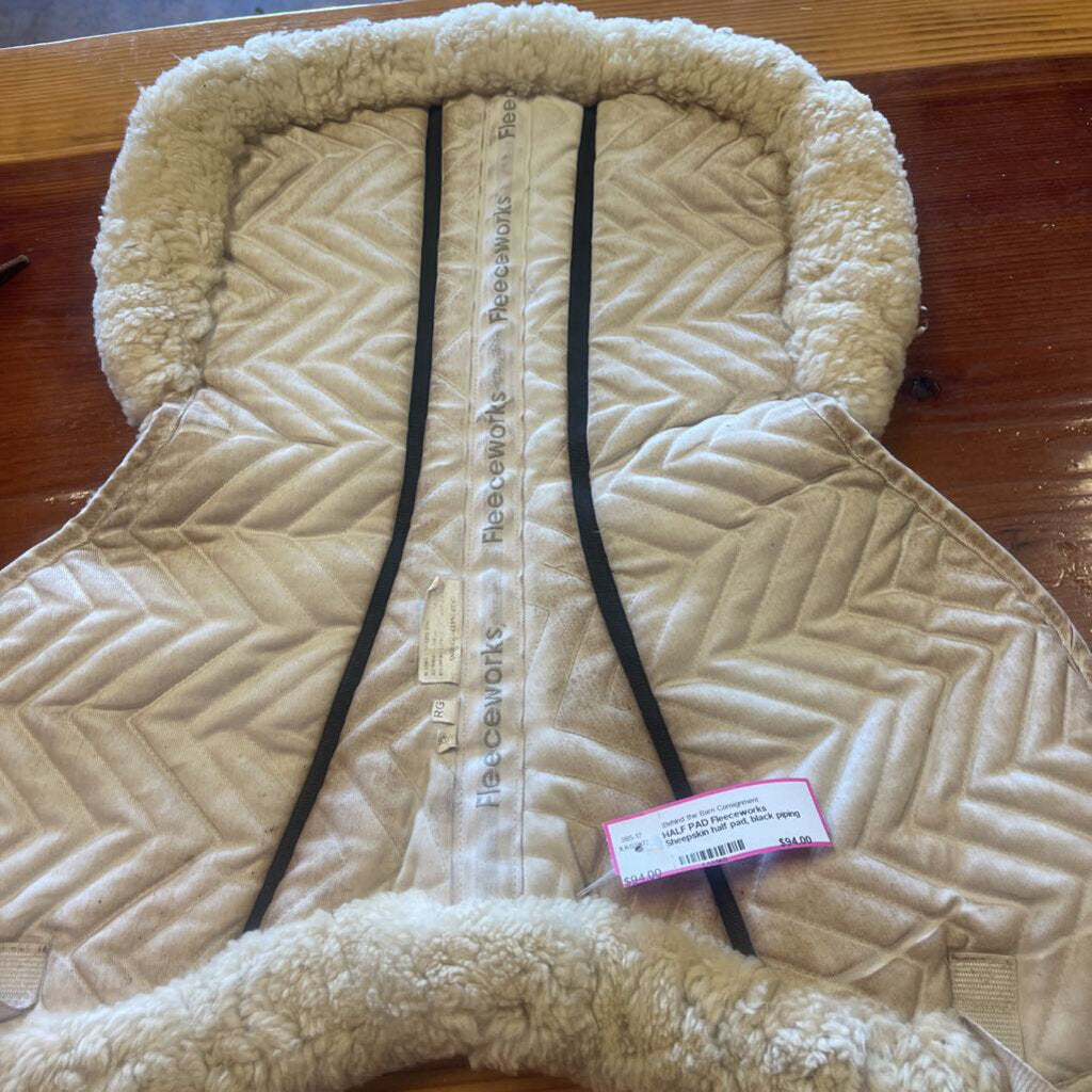 Sheepskin half pad, black piping