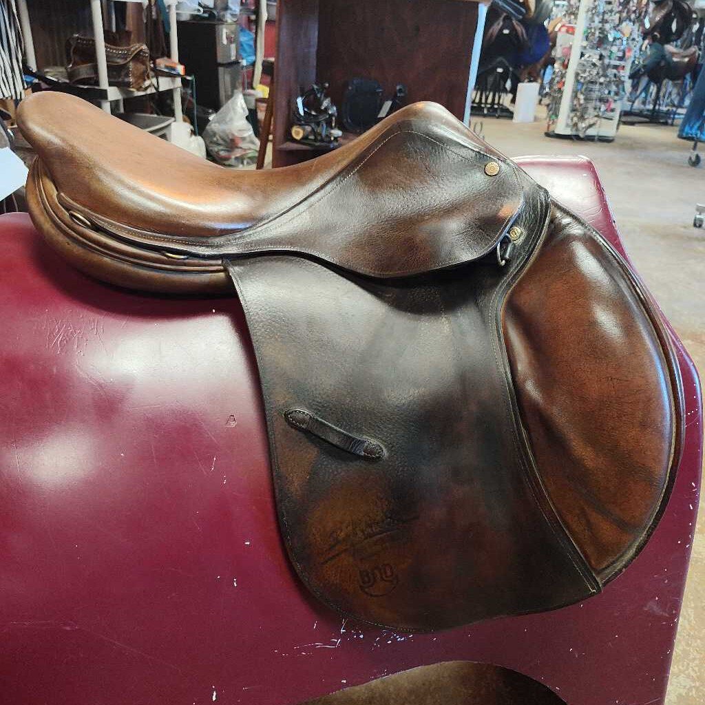 Hunter/ jumper saddle