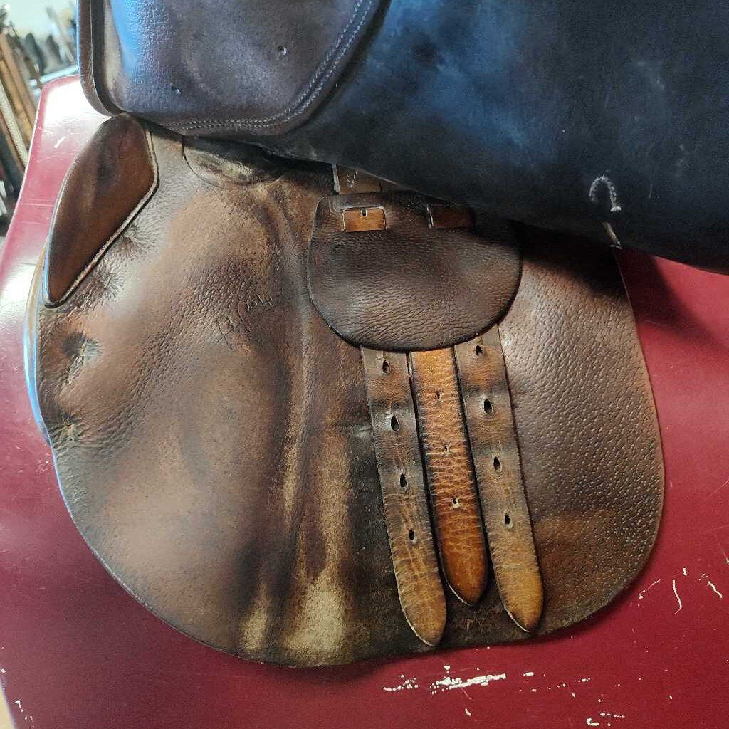 Hunter/ jumper saddle