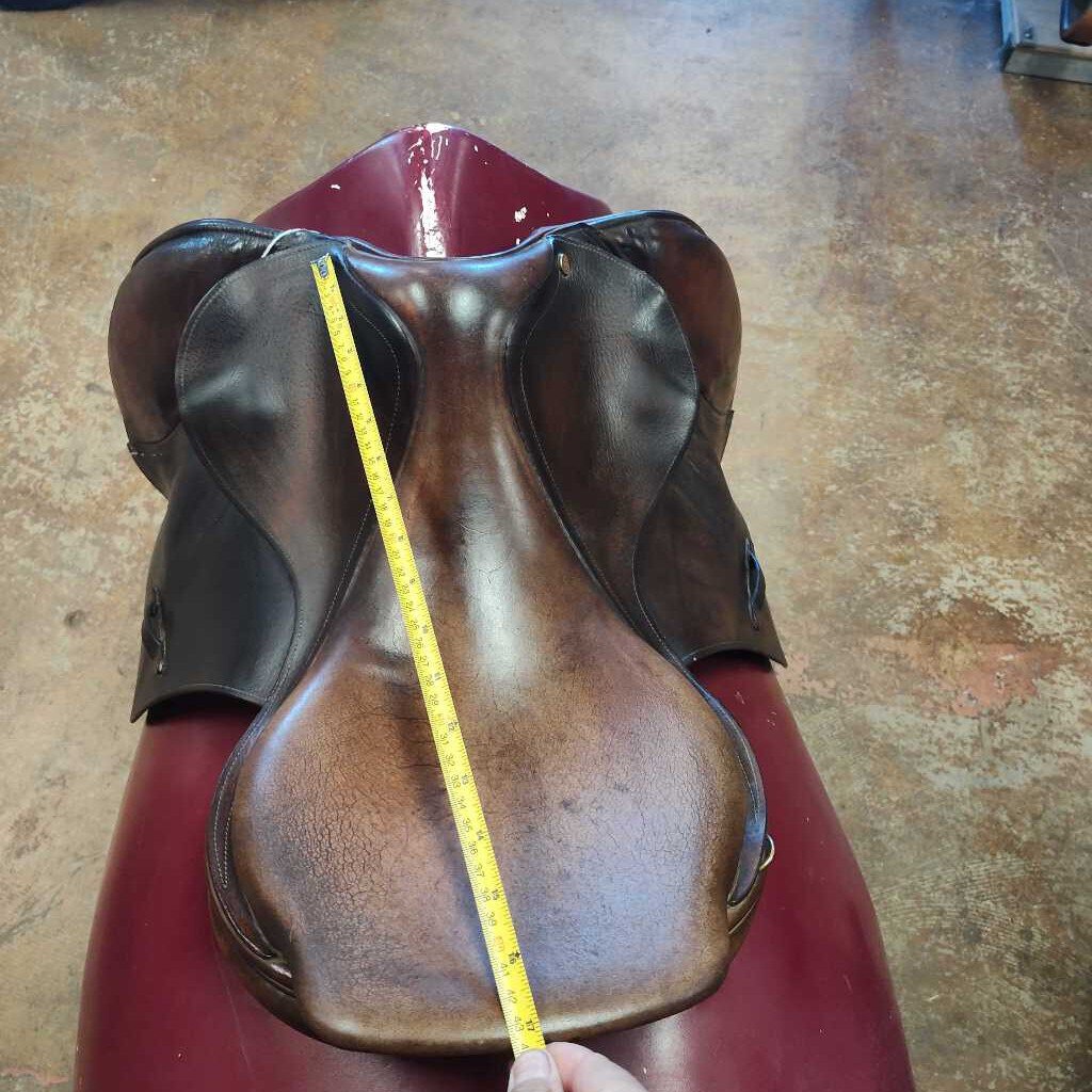 Hunter/ jumper saddle