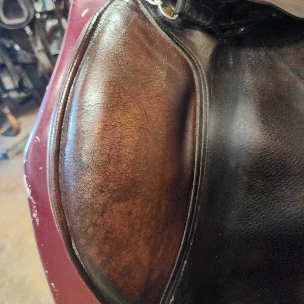 Hunter/ jumper saddle