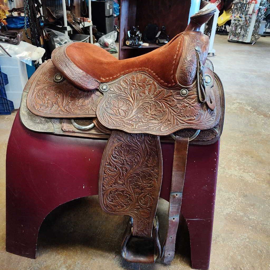 Trail/show saddle