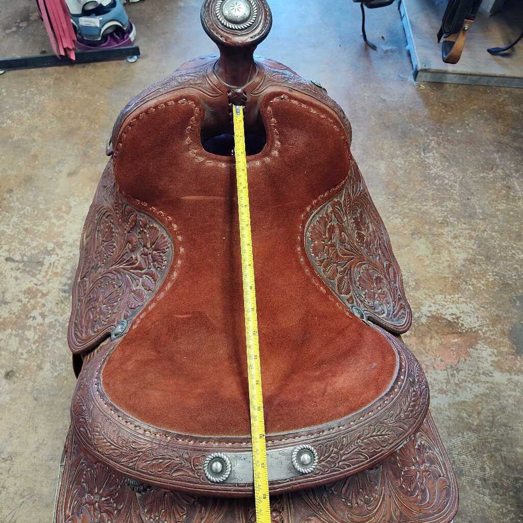 Trail/show saddle