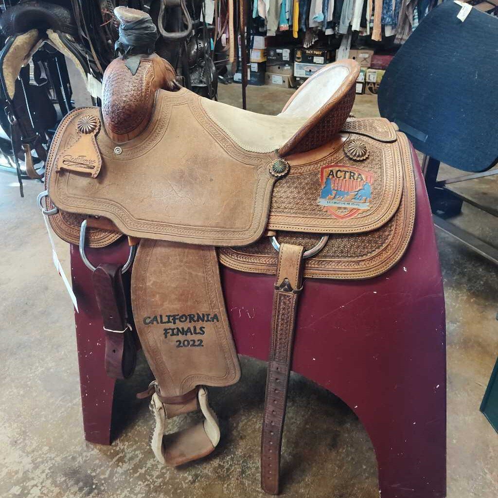 Trophy roping saddle