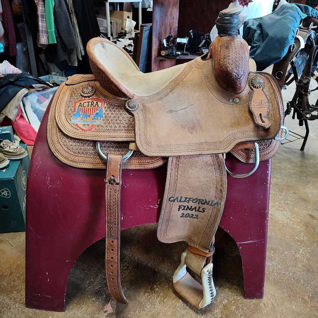 Trophy roping saddle