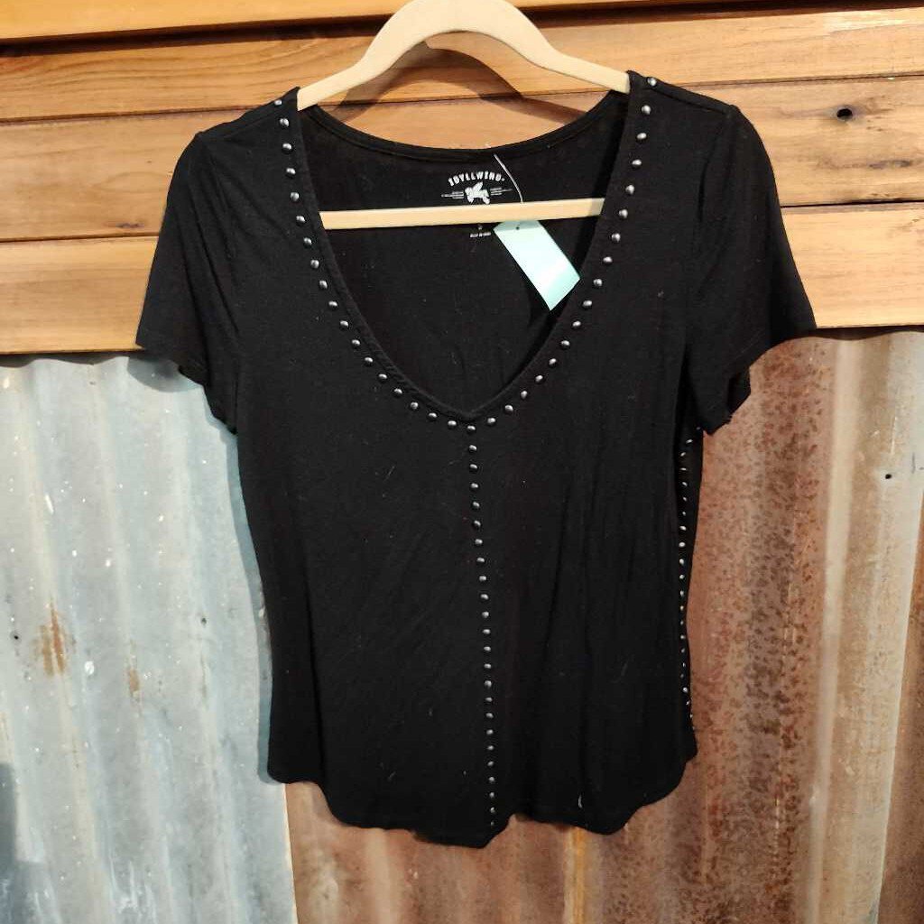 Short sleeve- v neck, dot details