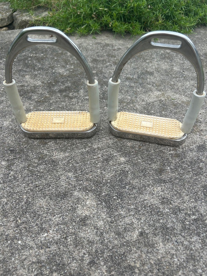 Coronet double jointed stirrups