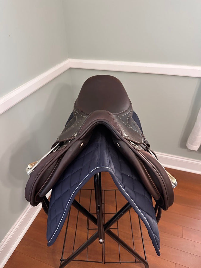 ANTARES Nearly brand new 17” Antares Signature Close Contact Jumping Saddle (3)