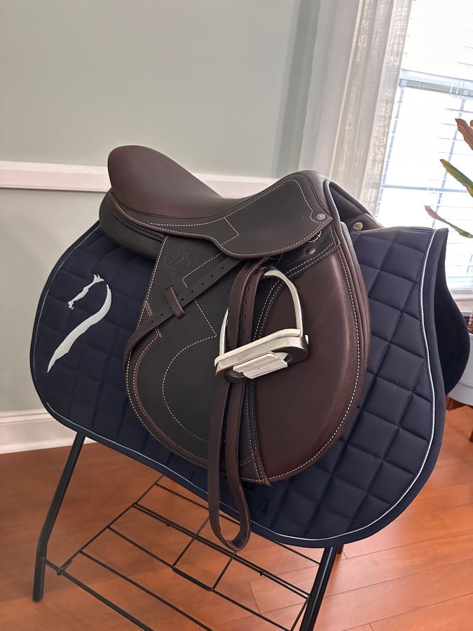 ANTARES Nearly brand new 17” Antares Signature Close Contact Jumping Saddle (2)