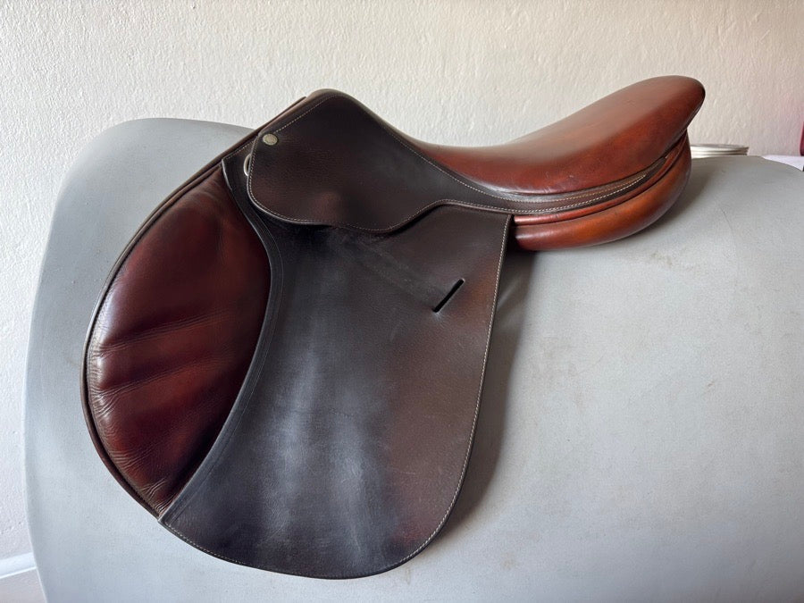 BUTET 17” Butet Saddle - 1.5 Flaps - Flat Seat (6)
