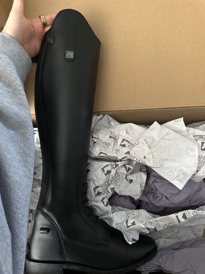 NEVER WORN RS Synthetic Field Boot