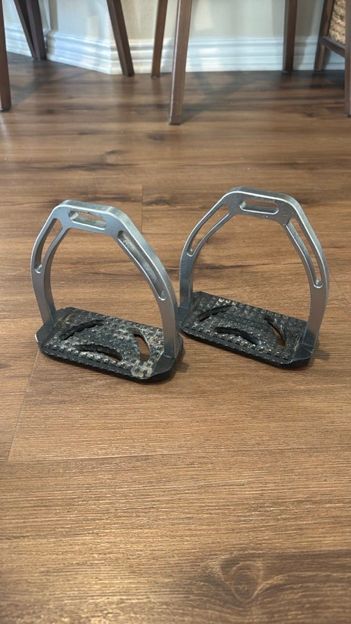 Equipe Black 4.50" Stirrups