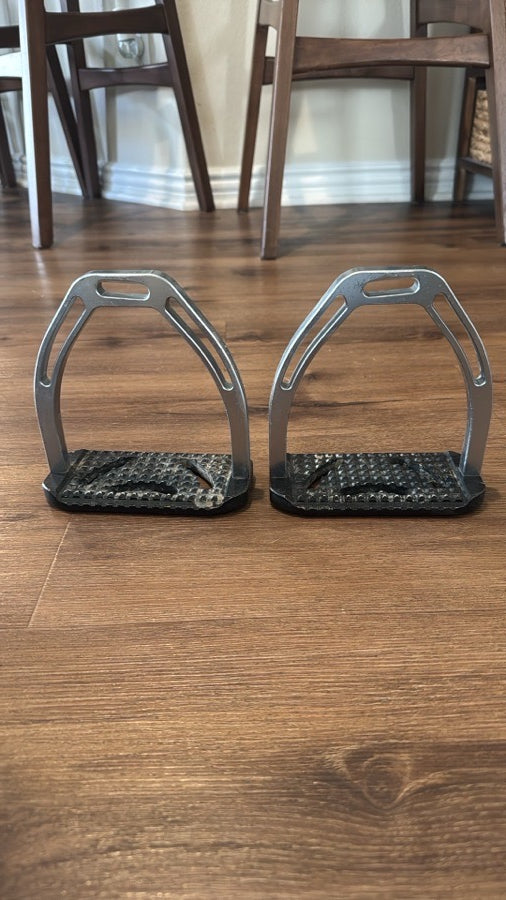 Equipe Black 4.50" Stirrups