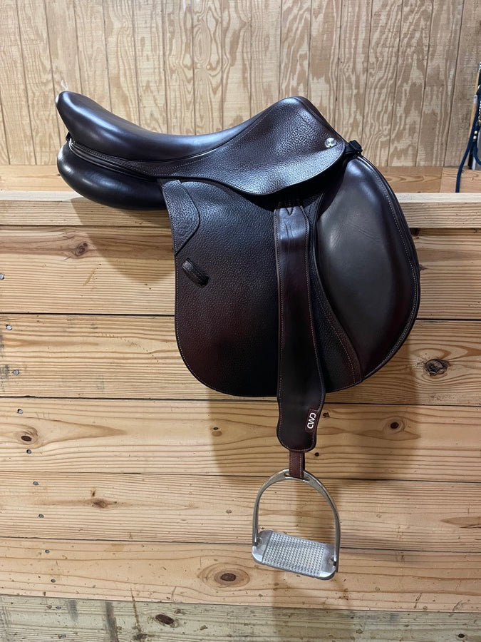 ‘22 CWD Saddle + Stirrups - 17" SE03, 2L Flaps